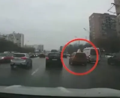 Неравнодушные москвичи не позволили таксисту-азиату избить водителя скорой помощи