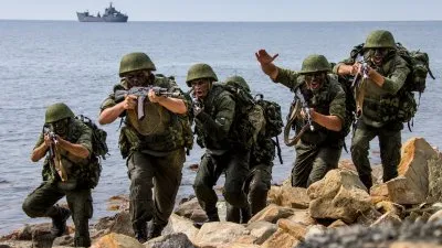Морские пехотинцы исполняют песню Русь в Севастополе