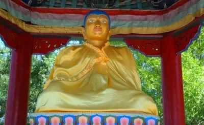 Калмыки заставили на коленях просить прощения дагестанца, осквернившего статую Будды