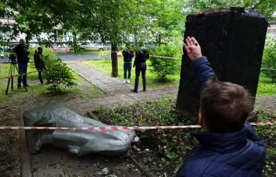 В Москве снесли памятник Ленину (Бланку)