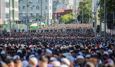 Москва евразийская: более 200 тысяч мусульман вышли на праздник Ураза-байрам