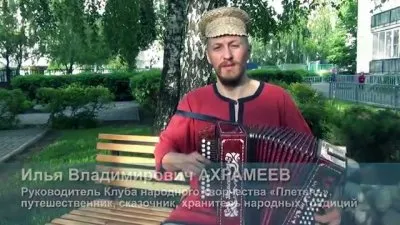 Илья Ахромеев арестован сотрудниками полиции за игру на гармони в парке.....