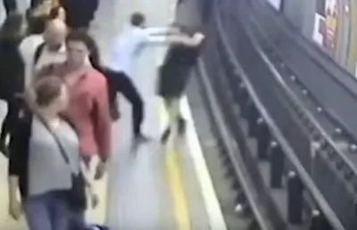 Английский фанат пытаясь отомстить русским толкнул поляка на рельсы