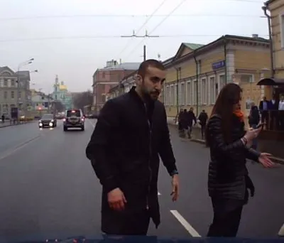 Дикарь напал на машину и её автовладельца в центре Москвы