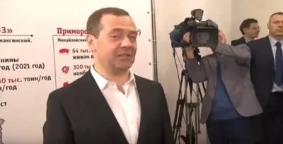 Мнение Рахимера: бумажки и компот - брал или не брал Медведев.