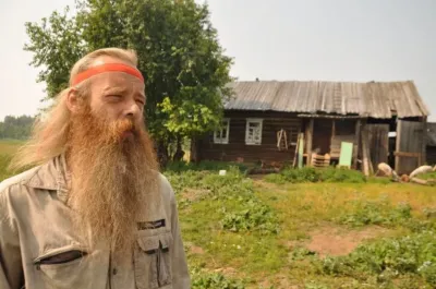 Отшельник из Гайнского района ест траву и катается на поросенке