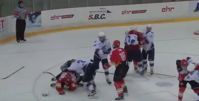 Русские хоккеисты из Владивостока подрались с китайскими хоккеистами из Пекина в Риге