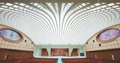 Змееголовый конференц-зал Папы Римского