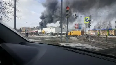 В Питере загорелся автосалон