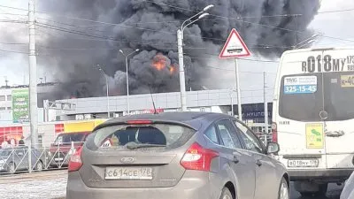 В Питере загорелся автосалон