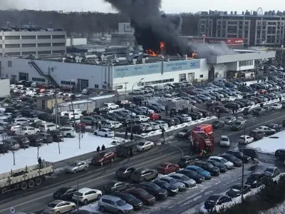 В Питере загорелся автосалон