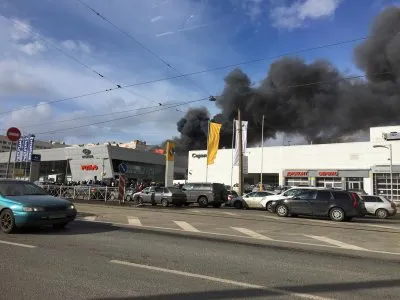 В Питере загорелся автосалон