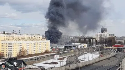 В Питере загорелся автосалон