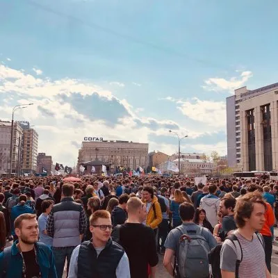 Тысячи молодых и прогрессивных людей в данный момент выступают в защиту свободы интернета