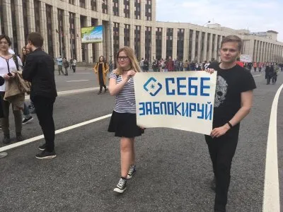 Тысячи молодых и прогрессивных людей в данный момент выступают в защиту свободы интернета