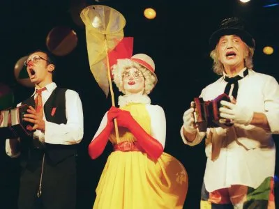 "А-ну скорей любите нас!"