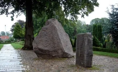 Рунные камни в деревне Еллинг, Дания
