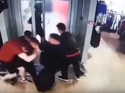 В Москве многонациональная банда избила продавцов и ограбила магазин Adidas