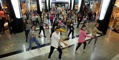 В Москве прошел флешмоб в поддержку созданного певцом ВладиМиром движения «антихейт»