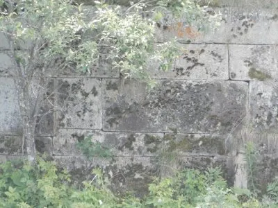 Полигональная кладка в остатках сооружений на р.Чусовая в Свердловской области