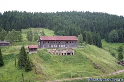 Полигональная кладка в остатках сооружений на р.Чусовая в Свердловской области