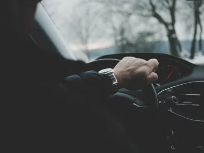 Как водить автомобиль с ручным управлением - краткое руководство